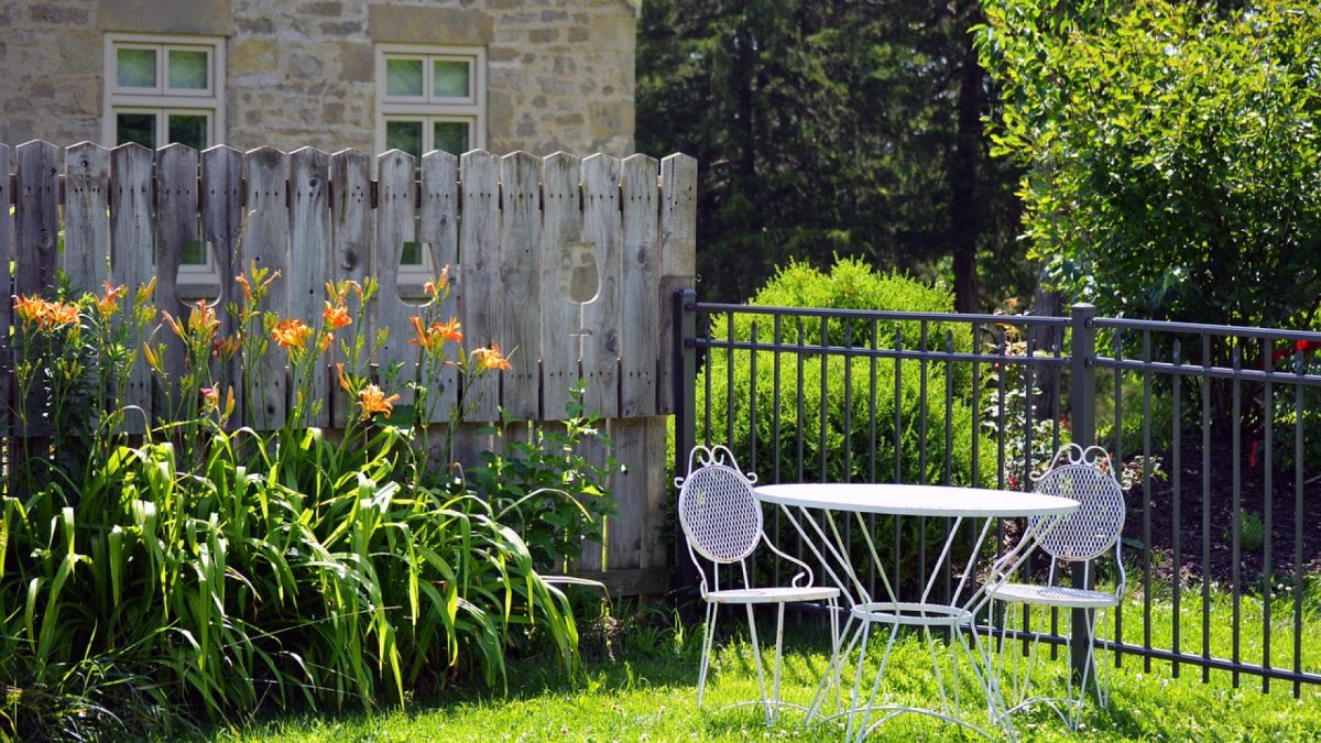 Équiper son extérieur : quels mobiliers de jardin se procurer ?