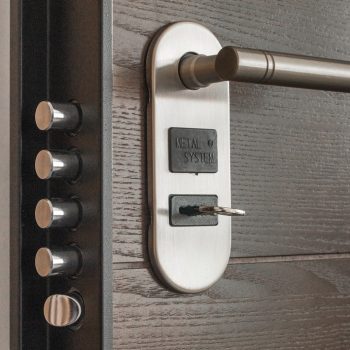 Focus sur la porte d'entrée en aluminium