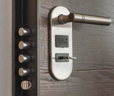 Focus sur la porte d'entrée en aluminium