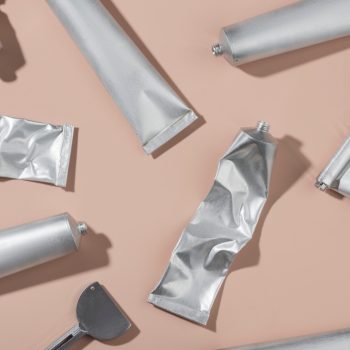 Comment fonctionne une colle conductrice thermique dans les applications électroniques ?